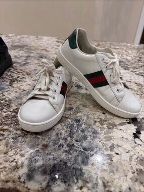 Gucci White Kids Sneakers with Green & Red Web Stripe